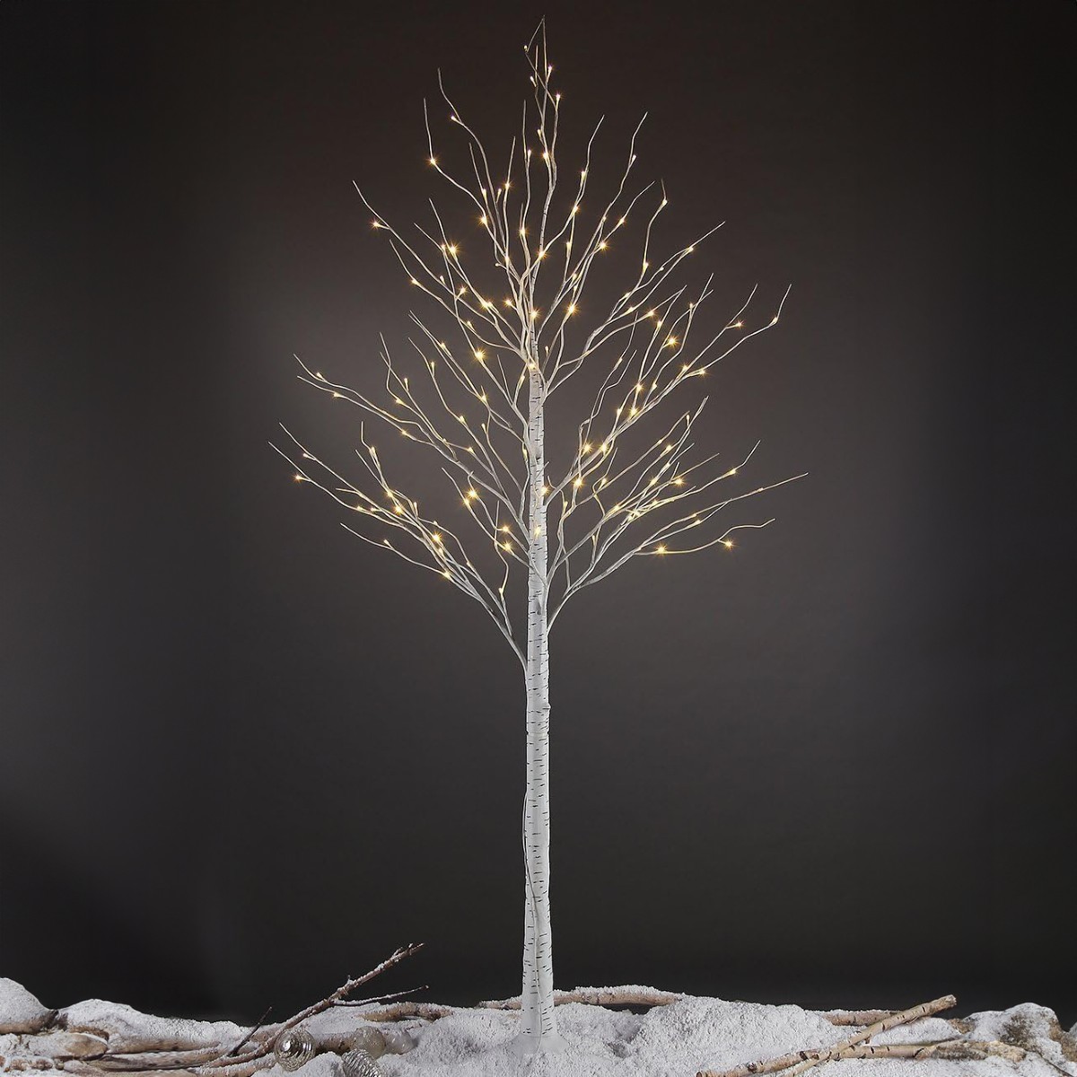 Sztuczne drzewko dekoracyjne typu brzoza z oświetleniem led, na ciemnym zimowym tle.  